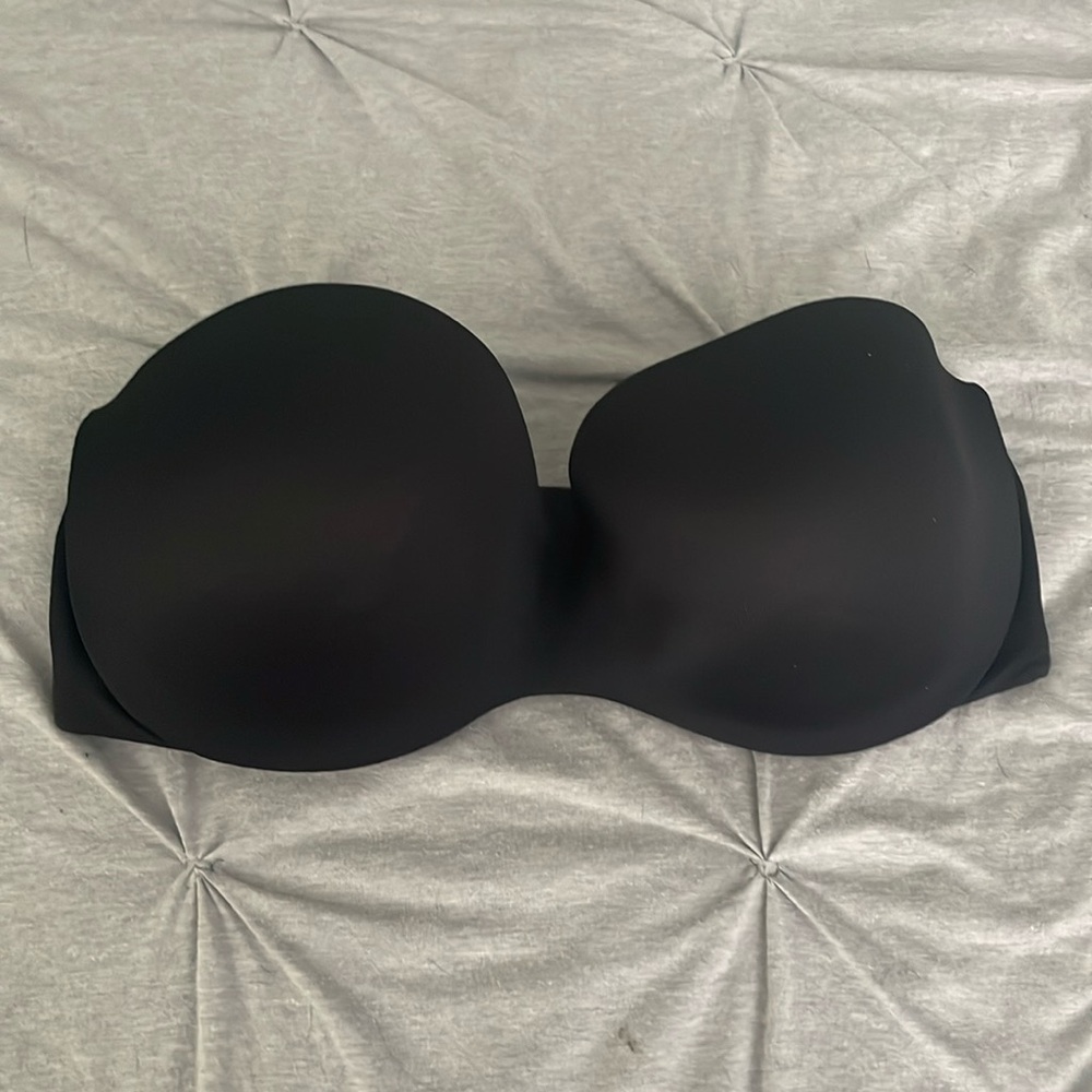 Black strapless bra